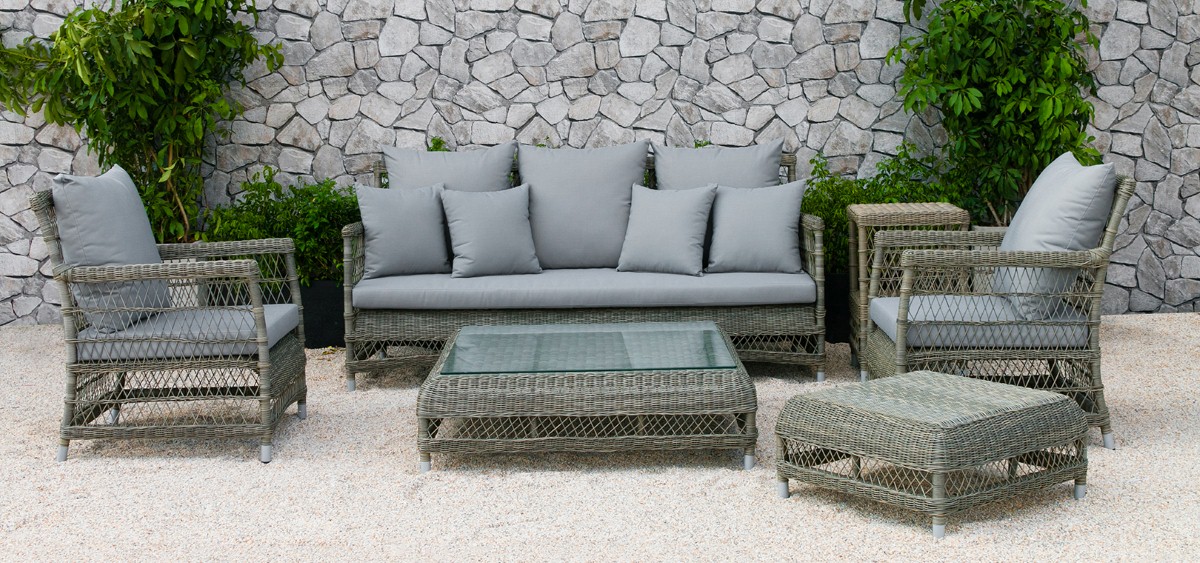 set outdoor furniture